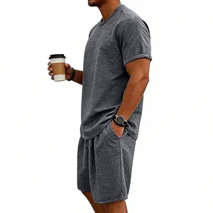 Conjunto casual de camiseta y pantalones cortos grises para hombre en felpa suave