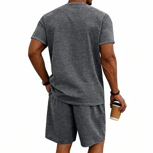 Vista trasera de un conjunto deportivo gris de algodón pesado para hombre con pantalones cortos