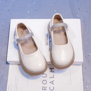 Elegantes zapatos Mary Jane blancos para niñas con correas de diamantes de imitación.