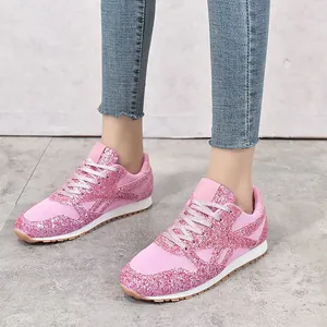 Baskets à paillettes roses avec semelle blanche épaisse pour vêtements de sport décontractés.