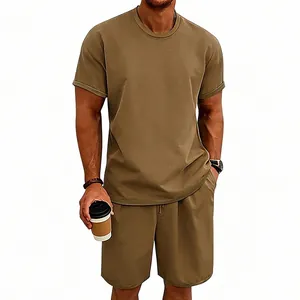 Vista detallada del conjunto de camiseta y pantalones cortos de algodón pesado para hombre