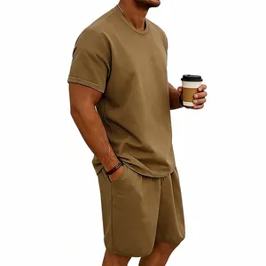 Conjunto de verano para hombre en algodón pesado con camiseta de manga corta y shorts.