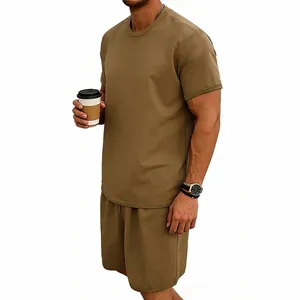 Vista detallada del conjunto de camiseta y pantalón corto para hombre en caqui.