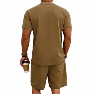 Vista posterior de conjunto de camiseta y pantalones cortos marrones para hombres