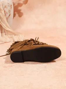 Braune Wildleder-Westernstiefel mit Fransen, Detailansicht der Sohle und Quasten