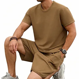 Conjunto de camiseta y pantalones cortos de algodón grueso para hombre en color marrón