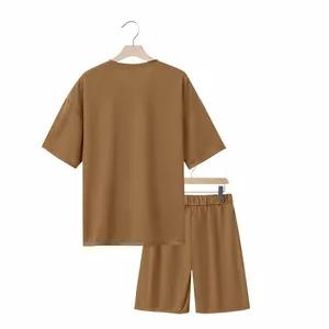 Vista trasera de conjunto de camiseta oversize pesada y pantalones cortos de hombre en marrón