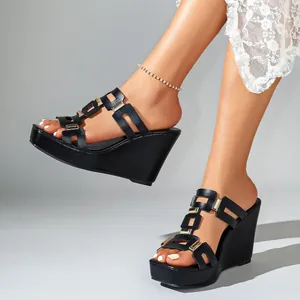 Elegante zwarte plateauzoolsandalen met H-bandje en gouden accenten