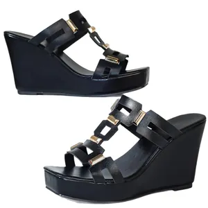 Zwarte dames sandalen met sleehak, gouden gespen en platformzool