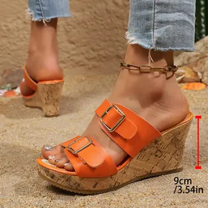Sandali con zeppa arancioni da donna con plateau in sughero da 9 cm e doppie fibbie