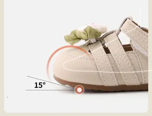 Detail van beige baby loopsandalen met een 15-graden anti-botsing neusontwerp.
