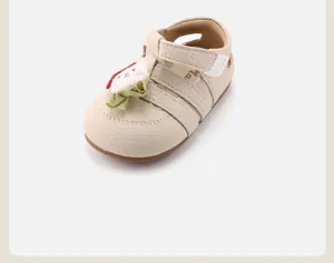 Detailopname van schattige beige baby meisje sandaal met konijn en ruches ontwerp