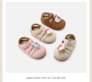 Schattige babyloopschoentjes met dierenpatches in verschillende zachte pastelkleuren