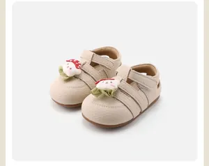 Gedetailleerd overzicht van beige babysandalen voor meisjes met schattige paddenstoel