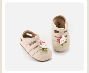Crèmewitte baby loopschoentjes met schattige paddenstoel bedels voor kleine meisjes