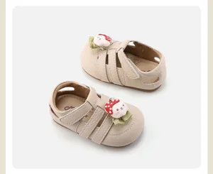 Schattige crèmekleurige leren babyschoentjes voor meisjes met een vrolijk paddenstoeldetail