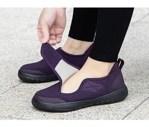 Primer plano de zapatos de caminar de malla transpirable para ancianos con cierre velcro