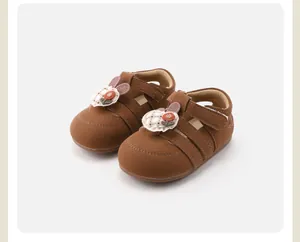 Bruine babyschoenen voor meisjes met schattige konijn en bloem versiering op de voorkant