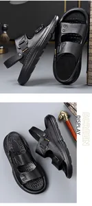 Vista detallada de sandalias de playa para hombre en cuero negro con textura premium