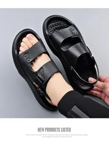 Detalle de sandalias de cuero negro para hombre con textura granulada y correas ajustables
