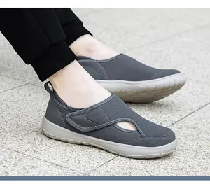 Vista detallada de zapatos para caminar de malla gris con correa de velcro ajustable