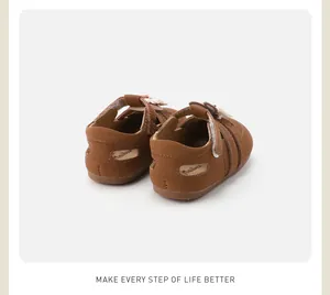 Achteraanzicht van bruine leren baby loopschoentjes voor meisjes met logo op de hiel