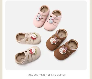 Collectie schattige baby-loopstoeltjes in de kleuren roze, crème en bruin