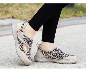 Primer plano de zapatos para caminar ligeros con estampado de leopardo y velcro para mayores