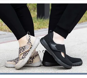 Detalle de zapatos de caminar transpirables para personas mayores con velcro