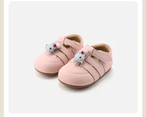 Detailopname van roze babyschoentjes voor meisjes met een schattige muisversiering