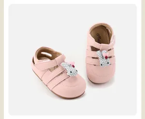 Gedetailleerd overzicht van roze babyloopschoenen met schattig konijntje en zacht leer