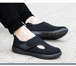 Primer plano de zapatos de caminar de malla transpirable negra con cierre de velcro para hombre