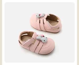 Detailopname van roze baby loopsandalen met schattige stoffen olifant decor