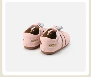 Achteraanzicht detail van schattige roze babyschoentjes met een stippen strik en dichte neus
