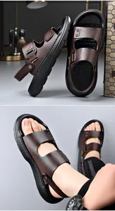 Primer plano de sandalias de cuero marrón para hombre que muestra la textura y el ajuste en el pie.