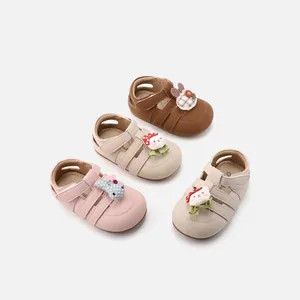Schattige babymeisjes wandelsandalen met cartoon dierendecoraties in vier zachte kleuren.