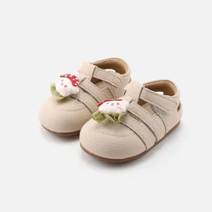 Schattige beige babysandalen voor meisjes met een dichte neus en cartoon konijntje ontwerp