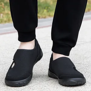 Chaussures de marche en maille noire pour hommes avec coupe large pour un confort maximal