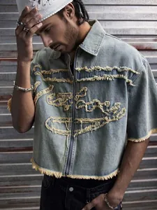 Détail de la veste en jean pour homme avec lettrage effiloché et fermeture éclair