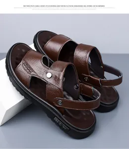 Nahaufnahme der braunen Herren-Sandalen aus genarbtem Rindsleder mit robuster Gummisohle.