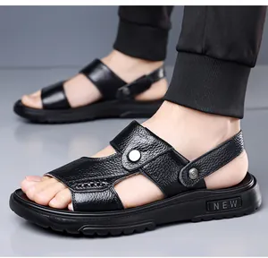 Detailansicht der schwarzen Herren-Sandalen aus echtem Rindsleder mit weicher Anti-Rutsch-Sohle
