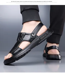 Detailansicht hochwertiger Herren-Sandalen aus schwarzem Leder mit weicher Sohle und Riemen