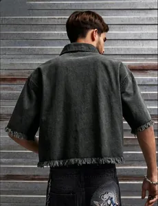 Vue arrière d'une chemise en jean gris foncé délavé pour hommes avec bords effilochés.