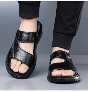 Nahaufnahme von stilvollen schwarzen Herrensandalen aus echtem Leder mit bequemer weicher Sohle