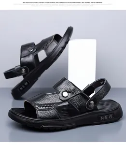 Detailansicht des hochwertigen genarbten Rindsleders dieser schwarzen Herren-Sandalen