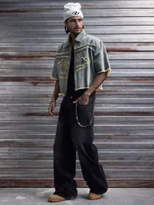 Vue détaillée de la veste en jean grise pour hommes avec fermeture éclair et franges