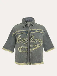 Détail d'une veste en jean délavée pour homme avec bords effilochés et fermeture éclair.