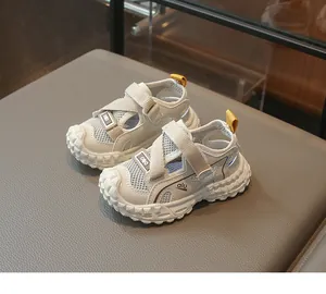 Detalle de cerca de las sandalias de malla transpirable para niños con suela blanda y velcro