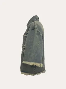 Vue latérale d'une chemise en jean bleue pour homme avec bords effilochés et glands.