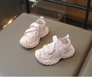 Sandalias rosas de malla transpirable para niños con suela blanda y cierre velcro